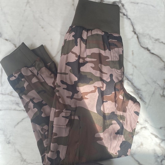 Cinq á Sept Les Jour Giles Pants- Olive Size Medium - Picture 3 of 8